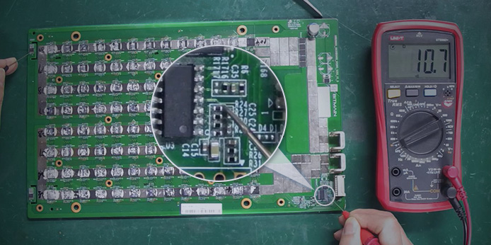 Working principle of the temp sensing circuit on the Antminer S19 Hydro hash board
