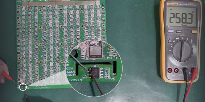 How the temperature sensing circuit on the Antminer S21 hydro hash board works