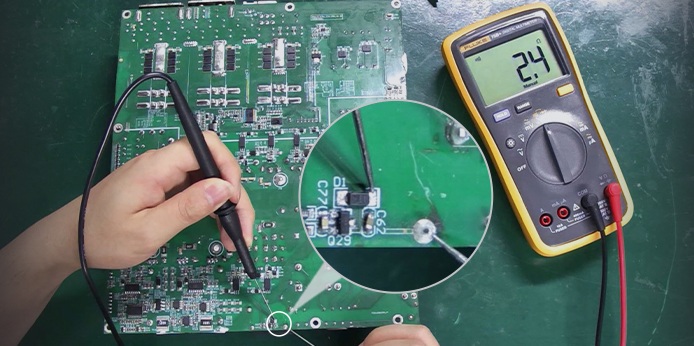 How does the relay circuit on the APW17 PSU board work?