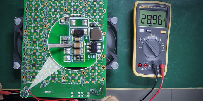 How does the Antminer S19pro Hydro hashboard 28V boost circuit work?