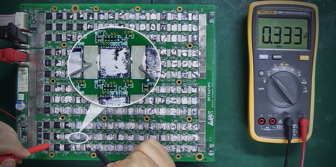 How the domain voltage on the S19 pro Hydro hash board works?