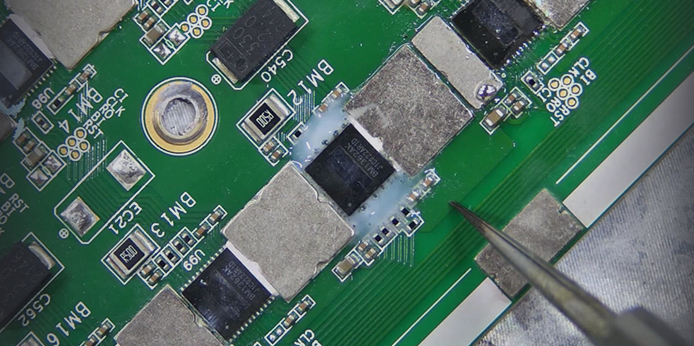 How to remove and install the ASIC chip on an aluminum hash board?
