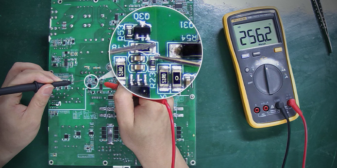 What is the working principle of the PWM circuit on APW17 power board?
