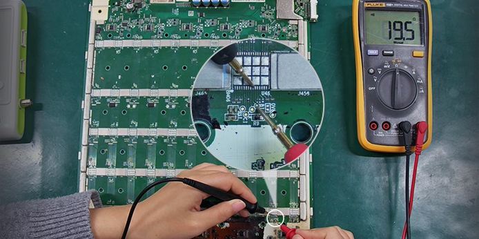 How do the ASIC chip signals on the Antminer S21 plus hash board work?