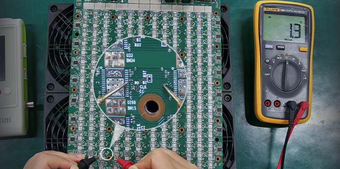 Signals of the ASIC chip on the S19e XP Hydro hash board